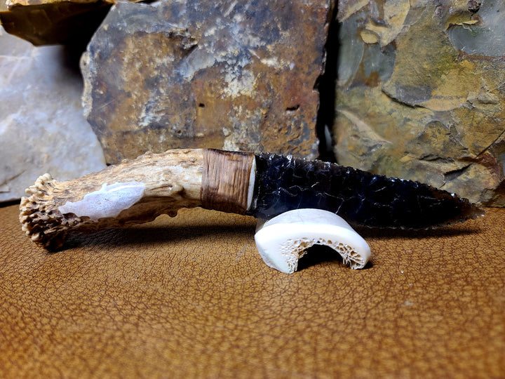 2pcs Flint Knapping Stone Age Blade (Stone) with and Without Saw (Replica 2pcs Flint Knapping Stone Age Blade (Stone) with and Without Saw (Replica